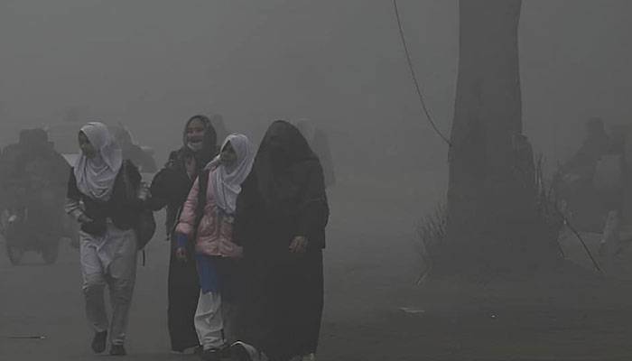 پنجاب میں اسموگ کے باعث اسکولوں کے اوقات پر پابندی، صبح 8:45 سے پہلے نہیں کھلیں گے
