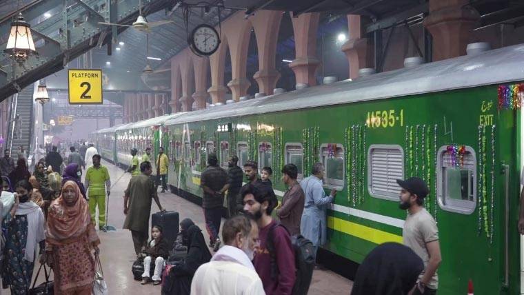 پاکستان ریلوے نے لاہور سے راولپنڈی کے درمیان نئی ریل کار کے ریک کا افتتاح کر دیا