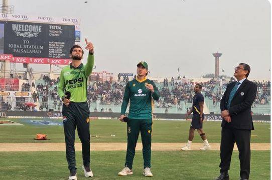 پاکستان کا جنوبی افریقہ کے خلاف پہلے ون ڈے میں ٹاس جیت کر باؤلنگ کا فیصلہ