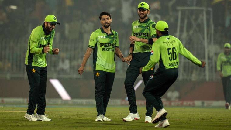 پاکستان نے جنوبی افریقا کو پہلے ون ڈے میچ میں 2 وکٹوں سے شکست دے کر سیریز میں 1-0 کی برتری حاصل کر لی