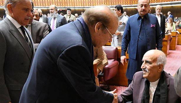 پیپلز پارٹی کے رہنما خورشید شاہ ویل چیئر پر پارلیمنٹ میں حاضر، ووٹنگ میں حصہ لیا
