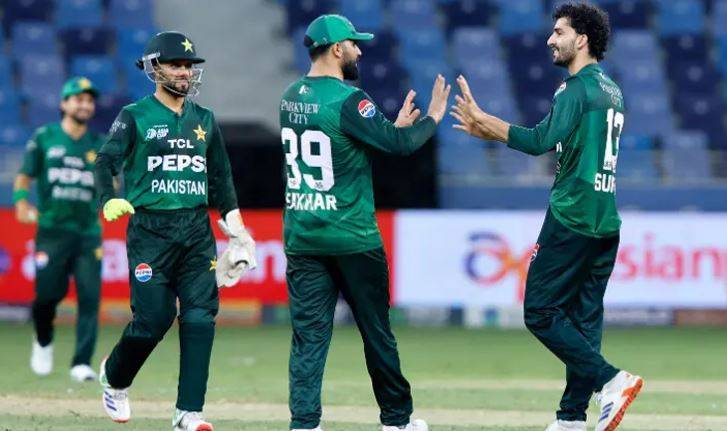 سہ ملکی ٹی ٹوئنٹی سیریز: پاکستان نے ٹاس جیت کر فیلڈنگ کا فیصلہ کر لیا