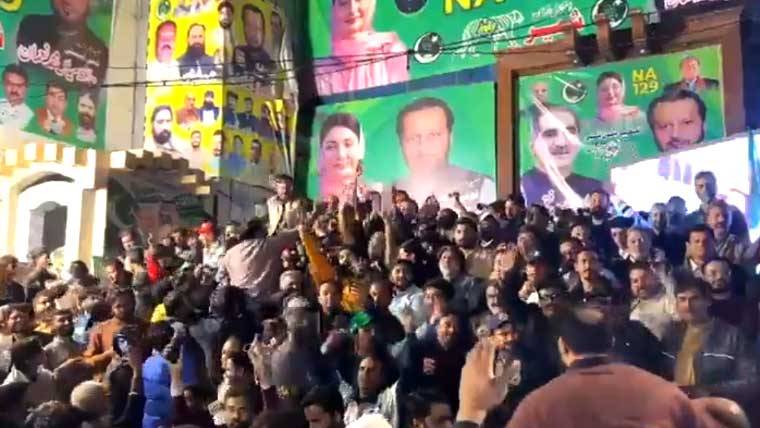 ضمنی انتخابات: مسلم لیگ ن نے میدان مار لیا، کارکنوں کا جشن، بھنگڑے ڈالے، مٹھائیاں تقسیم