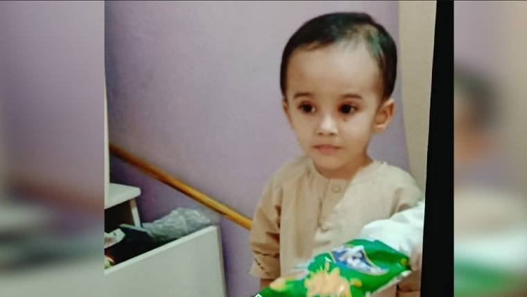 کراچی: گٹر میں گرنے والا 3 سالہ بچہ 12 گھنٹے بعد بھی نہ مل سکا، شہریوں کا احتجاج