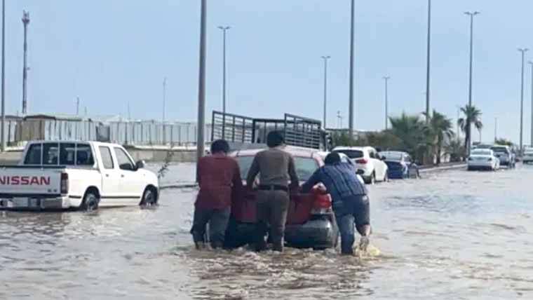 سعودی عرب کے شہر ینبع میں طوفانی بارش، متعدد عمارتوں کی چھتیں گر گئیں