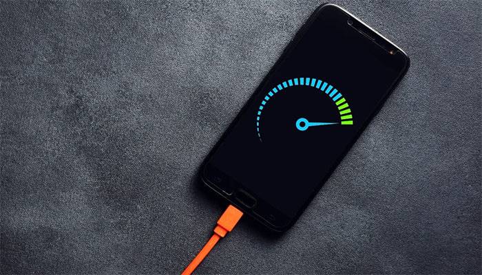 فاسٹ چارجنگ: کیا یہ واقعی فون کی بیٹری کو نقصان پہنچاتی ہے؟