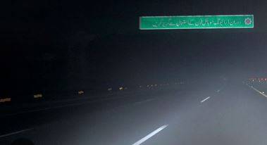 شدید دھند کے باعث ملک بھر کی موٹرویز اور قومی شاہراہیں بند، شہری غیر ضروری سفر سے گریز کریں
