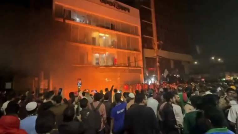 بنگلہ دیش: : بھارت کےخلاف ملک بھر میں احتجاج اور پرتشدد مظاہروں کا سلسلہ ، میڈیا کے دفاتر نذر آتش