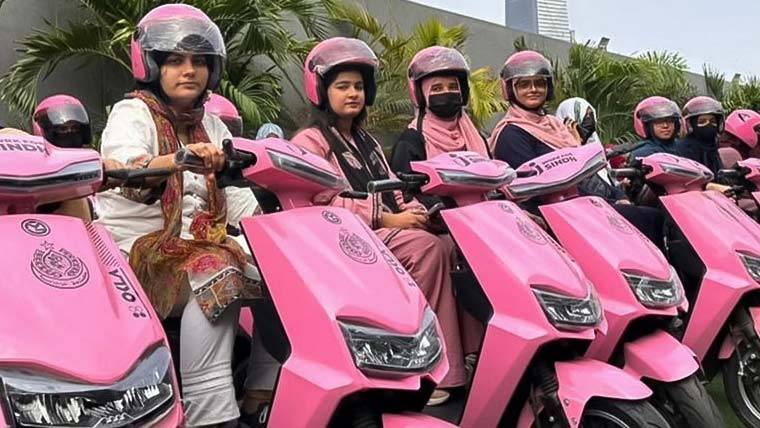 سندھ حکومت کا خواتین کو بااختیار بنانے کے لیے سکوٹی چلانے کی تربیت کا آغاز