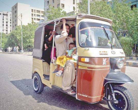 کراچی کی 25 اہم سڑکوں پر دو اور چار سیٹر رکشے چلانے پر پابندی
