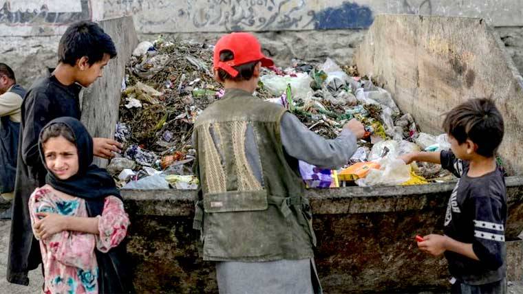 افغانستان میں طالبان حکومت کے تحت انسانی بحران اور غربت کی سنگین صورتِ حال