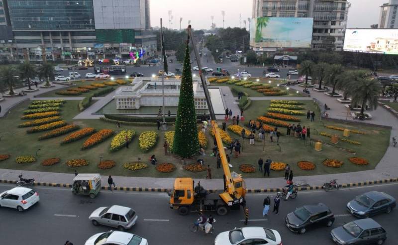 لاہور کے لبرٹی چوک میں کرسمس ٹری کی تنصیب، صوبائی حکومت کا اقلیتوں کے حقوق کا پیغام