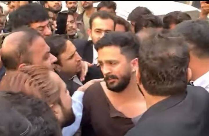 کراچی: سٹی کورٹ میں معروف یوٹیوبر رجب بٹ پر وکلاء کا حملہ، شدید زخمی