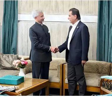 ڈھاکہ میں سپیکر قومی اسمبلی اور بھارتی وزیرِ خارجہ کا غیر رسمی مصافحہ، مسکراہٹوں کا تبادلہ