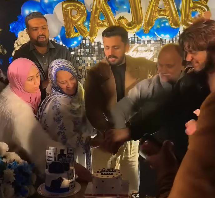رجب بٹ کی سالگرہ میں اہلیہ اور بیٹے کی غیر موجودگی، مداحوں میں سوالات