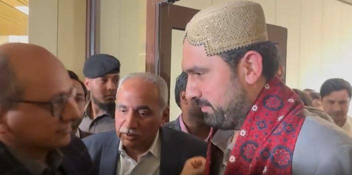 سہیل آفریدی کراچی پہنچے،سعید غنی نے  خوش آمدید کہا ، روایتی سندھ کی ٹوپی اور اجرک تحفے میں پیش  کردی