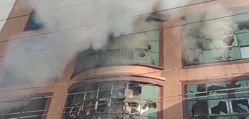 کوئٹہ میں پلازہ میں آگ، کئی دکانیں متاثر، ریسکیو آپریشن جاری