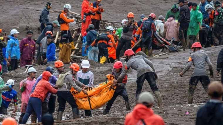 انڈونیشیا میں لینڈ سلائیڈنگ سے 16 افراد ہلاک، 80 لاپتہ