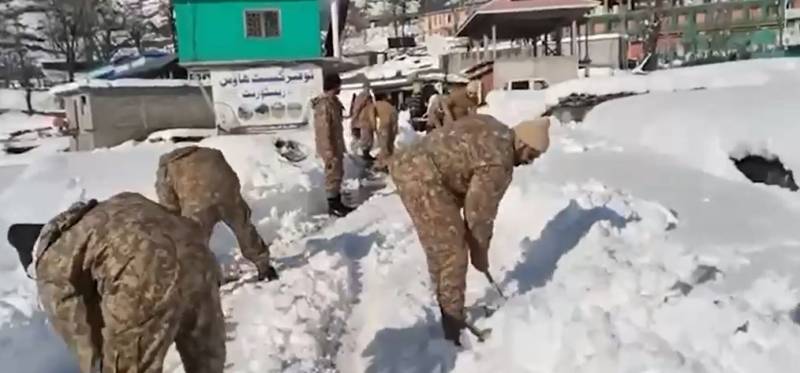 وادی لیپہ: شدید برف باری اور منجمد درجہ حرارت، پاک فوج عوام کی پکار پر لبیک کہتے ہوئے میدان میں آگئی