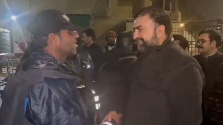 وزیراعلیٰ بلوچستان سرفراز بگٹی کا رات گئے شہر کے مختلف مقامات کا دورہ، سکیورٹی اہلکاروں کی حوصلہ افزائی