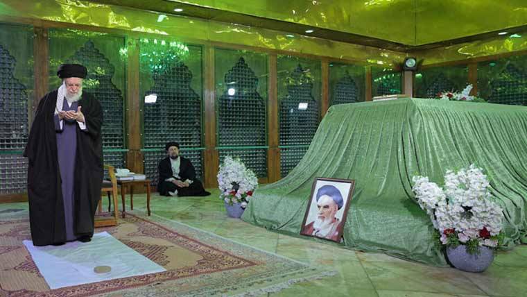 ایرانی سپریم لیڈر کئی ہفتوں بعد منظر عام پر آگئے ، امام خمینی کے مزار پر حاضری 