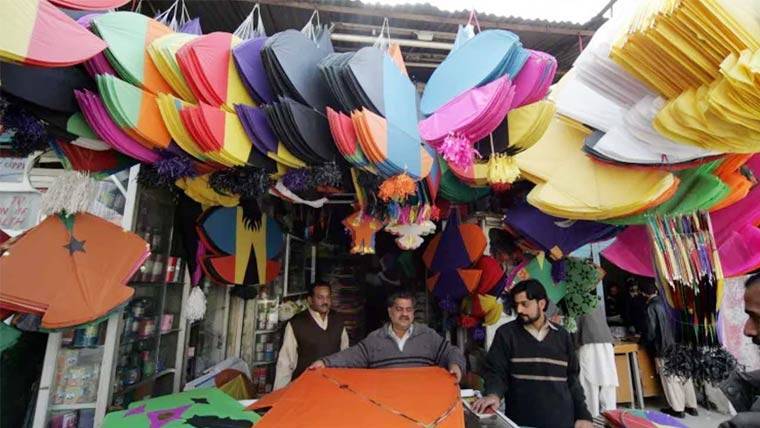 لاہور میں بسنت کی تیاریوں کا آغاز، پتنگوں اور گڈوں کی خرید و فروخت شروع
