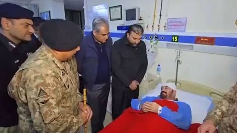 وزیر داخلہ محسن نقوی، وزیراعلیٰ بلوچستان سرفراز بگٹی اور کور کمانڈر بلوچستان کی سی ایم ایچ کوئٹہ میں زخمیوں کی عیادت