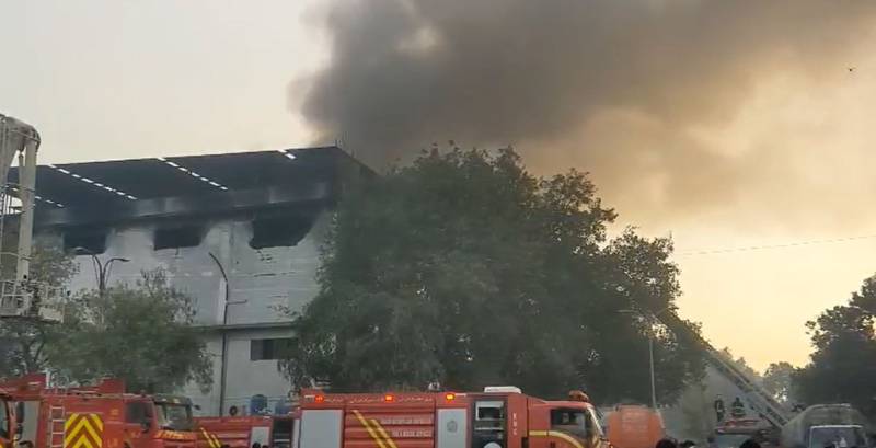  کراچی: لانڈھی کی پلاسٹک فیکٹری میں لرزہ خیز آتشزدگی، 12 گھنٹے بعد قابو پا لیا گیا