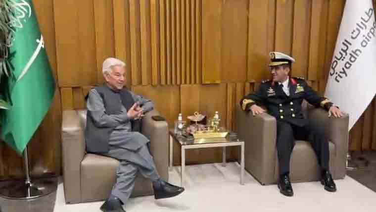  ورلڈ ڈیفنس شو میں شرکت کےلیے وزیر دفاع خواجہ محمد آصف سعودی عرب پہنچ گئے
