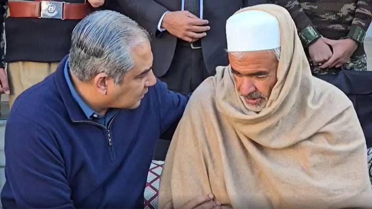  محسن نقوی کی شہید کیپٹن عباس خان کی رہائش گاہ آمد ، اہل خانہ سے اظہار تعزیت 