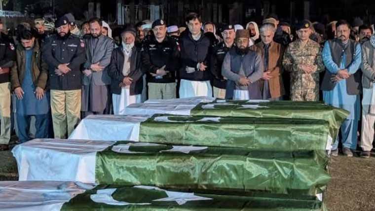 دہشت گردوں کے حملے میں شہید ہونے والے 5 پولیس اہلکاروں کی سرکاری اعزاز کے ساتھ نماز جنازہ