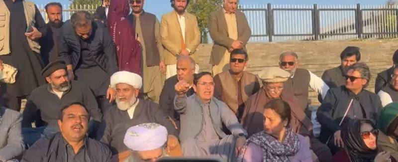 بانی پی ٹی آئی کی صحت پر پارلیمنٹ میں ہنگامہ: اپوزیشن کا 'ون پوائنٹ ایجنڈا' پر دھرنا، حکومت سے ہنگامی رابطے