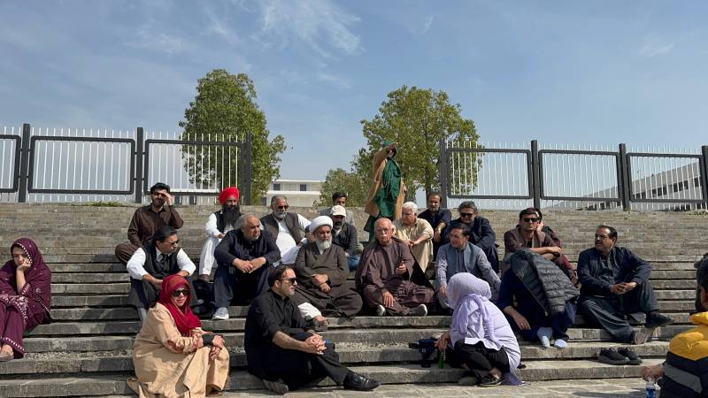 بانی پی ٹی آئی کا بیٹوں سے رابطہ: اڈیالہ جیل میں 30 منٹ طویل گفتگو، پارلیمنٹ کے باہر اپوزیشن کا دھرنا جاری
