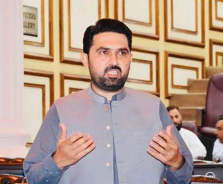تحریک انصاف کے اندرونی اختلافات شدت اختیار کر گئے؛ وزیراعلیٰ کے پی کا اراکینِ اسمبلی کو منانے کا فیصلہ