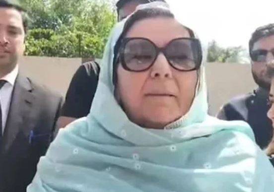 بانی پی ٹی آئی کی بہن نورین نیازی زیرِ تعمیر نالے میں گر کر زخمی