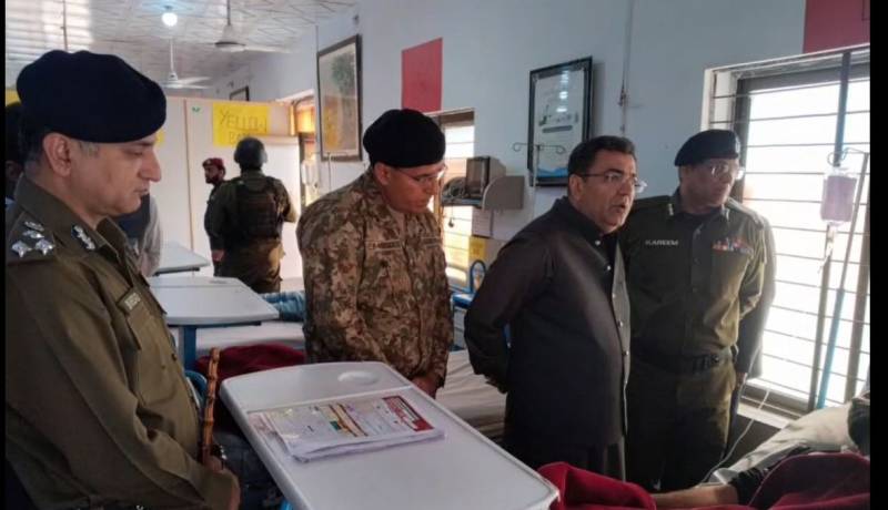 آئی جی پنجاب کا ڈی ایچ کیو ہسپتال بھکر کا دورہ، داجل چیک پوسٹ حملے میں زخمی پولیو ورکر کی عیادت