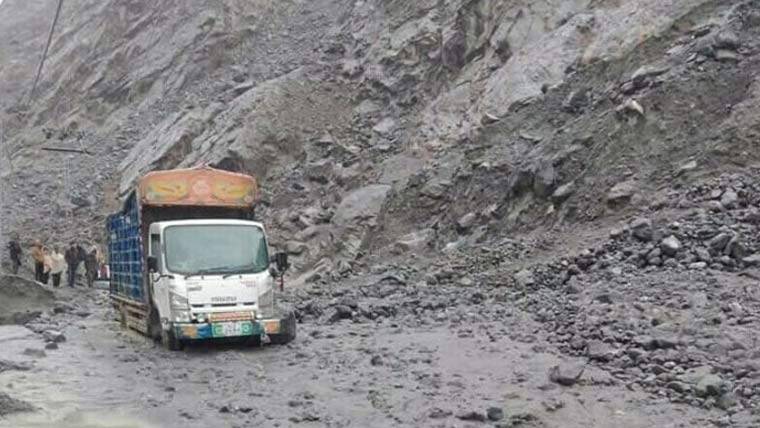 بارش اور لینڈ سلائیڈنگ کے باعث گلگت بلتستان کا زمینی رابطہ منقطع