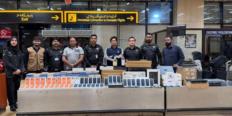 کراچی ایئرپورٹ پر کسٹمز کی بڑی کارروائی: دبئی سے آنے والی فیملی سے کروڑوں روپے کے آئی فونز اور لیپ ٹاپس برآمد