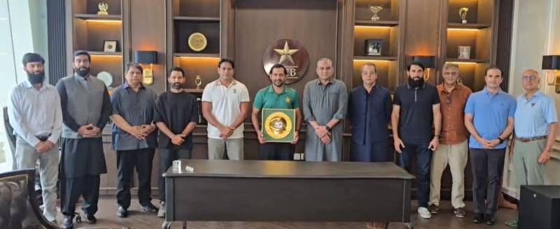 سابق کپتان سرفراز احمد کی انٹرنیشنل کرکٹ سے ریٹائرمنٹ، چیئرمین پی سی بی سے الوداعی ملاقات