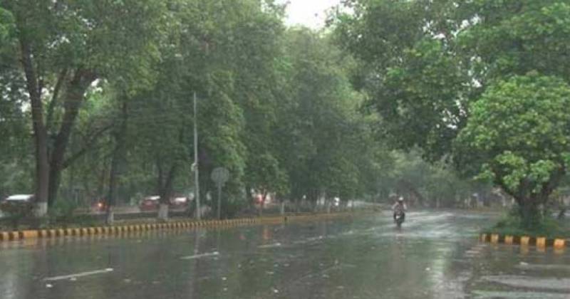 لاہور کےمختلف علاقوں میں علی الصبح ہونے والی بارش کے بعد موسم خوشگوار