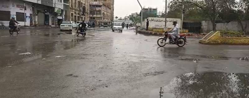 کراچی میں عید کی صبح گرج چمک کے ساتھ موسلا دھار بارش، عید کے اجتماعات متاثر، سڑکوں پر پانی جمع