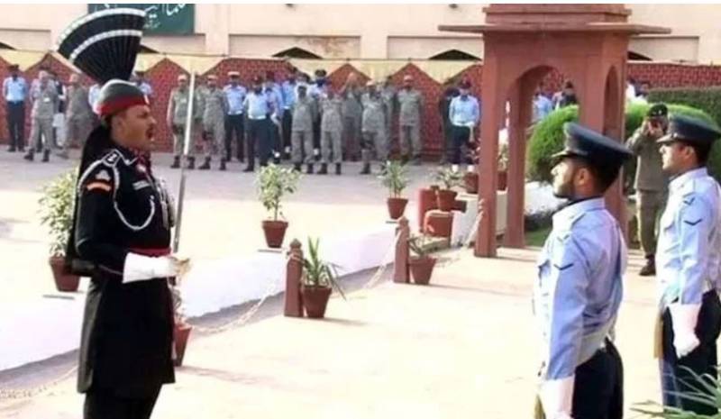 مزارِ اقبال پر گارڈز کی تبدیلی: پاک فضائیہ نے سکیورٹی کی ذمہ داری سنبھال لی
