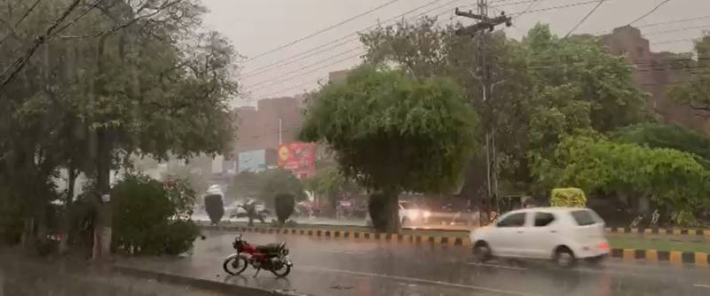 لاہور میں موسلا دھار بارش: پی ایس ایل کے اہم میچز متاثر ہونے کا خدشہ، قذافی سٹیڈیم میں پچیں ڈھانپ دی گئیں