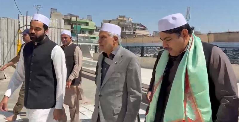 نائب وزیراعظم اسحاق ڈار کی داتا دربار حاضری: مزار کے توسیعی منصوبے پر بریفنگ، کام کی رفتار پر اطمینان کا اظہار