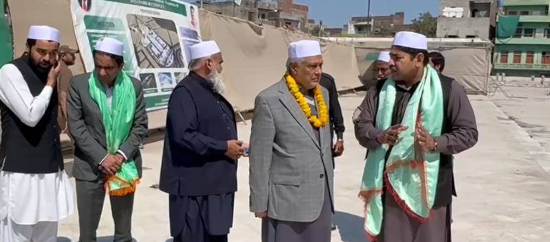 نائب وزیراعظم اسحاق ڈار کی داتا دربار حاضری: مزار کے توسیعی منصوبے پر بریفنگ، کام کی رفتار پر اطمینان کا اظہار