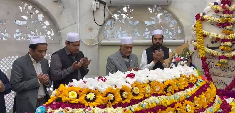 نائب وزیراعظم اسحاق ڈار کی داتا دربار حاضری: مزار کے توسیعی منصوبے پر بریفنگ، کام کی رفتار پر اطمینان کا اظہار
