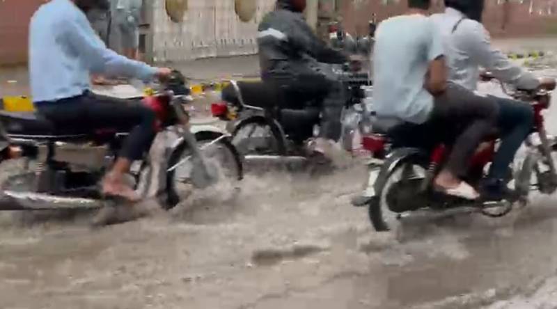 لاہور میں طوفانی بارش: لیسکو کے 80 فیڈرز ٹرپ، وزیراعلیٰ مریم نواز کا انتظامیہ کو 'ہنگامی الرٹ' جاری