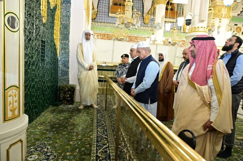 وزیراعظم شہباز شریف کی مدینہ منورہ آمد، روضہ رسولﷺ پر حاضری اور عالمِ اسلام کے لیے خصوصی دعائیں