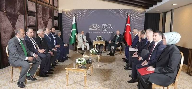 وزیراعظم شہباز شریف اور صدر رجب طیب اردوان کی ملاقات؛ پاک-ترک اسٹریٹجک شراکت داری مزید مضبوط بنانے کا عزم