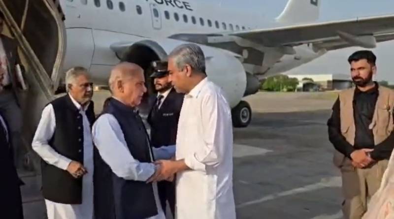 وزیراعظم شہباز شریف سہ ملکی دورے کے بعد وطن واپس پہنچ گئے؛ لاہور ایئرپورٹ پر پرتپاک استقبال